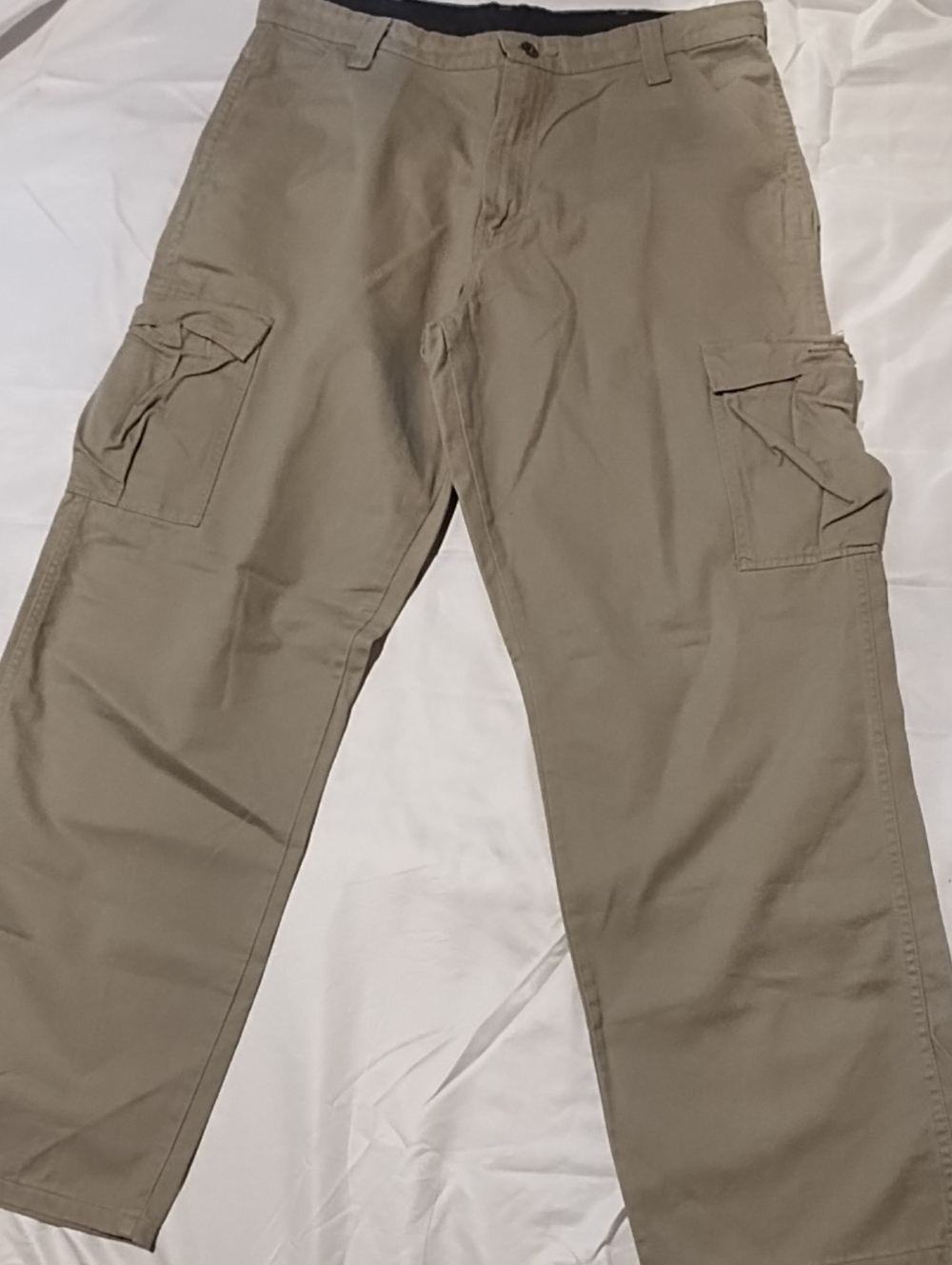 Wrangler Men's Cargo Pants in Khaki/Tan EUC Size 34x32".